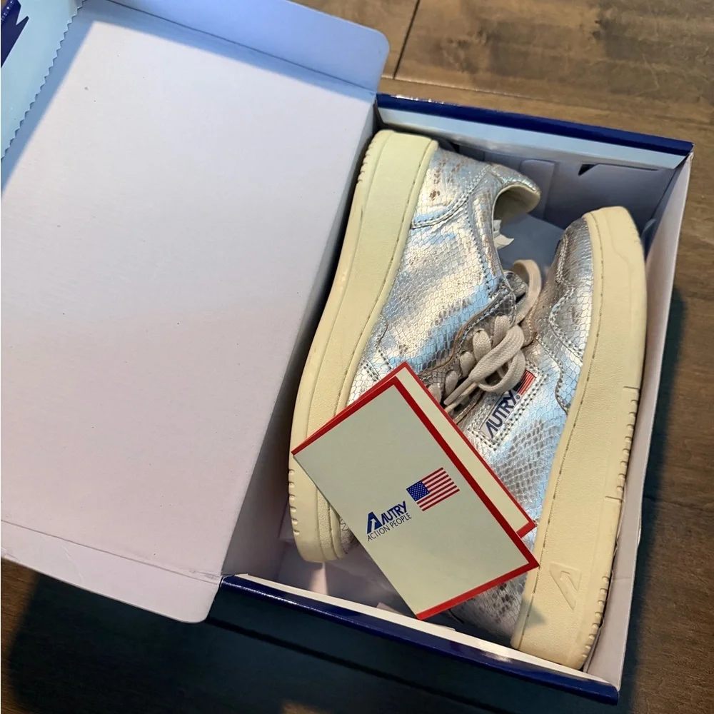 Autry Women's Medalist Low Silver Sneakers 6 - Picture 9 of 11